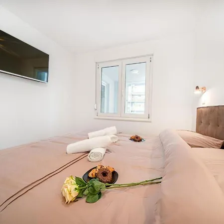 Luxury On The Main - One Bedroom Apartman