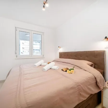 Lägenhet Luxury On The Main - One Bedroom Split