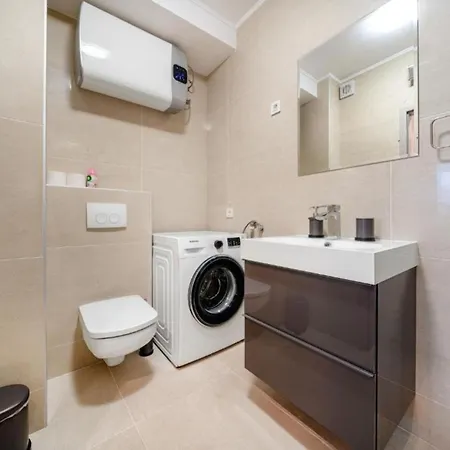 Luxury On The Main - One Bedroom * Split