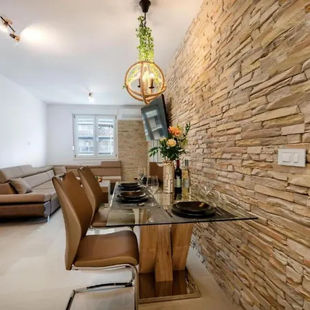 Lägenhet Luxury On The Main - One Bedroom Split