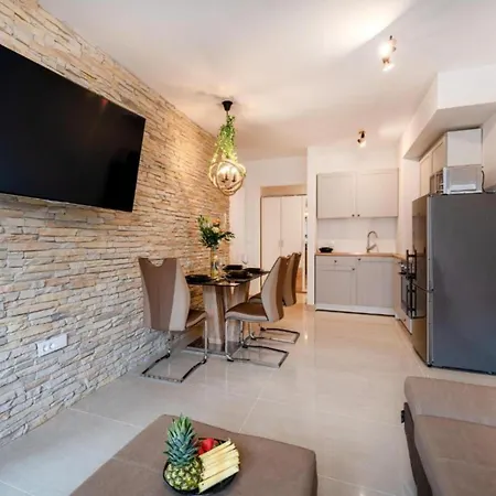 Luxury On The Main - One Bedroom Split