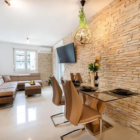 Lägenhet Luxury On The Main - One Bedroom Split